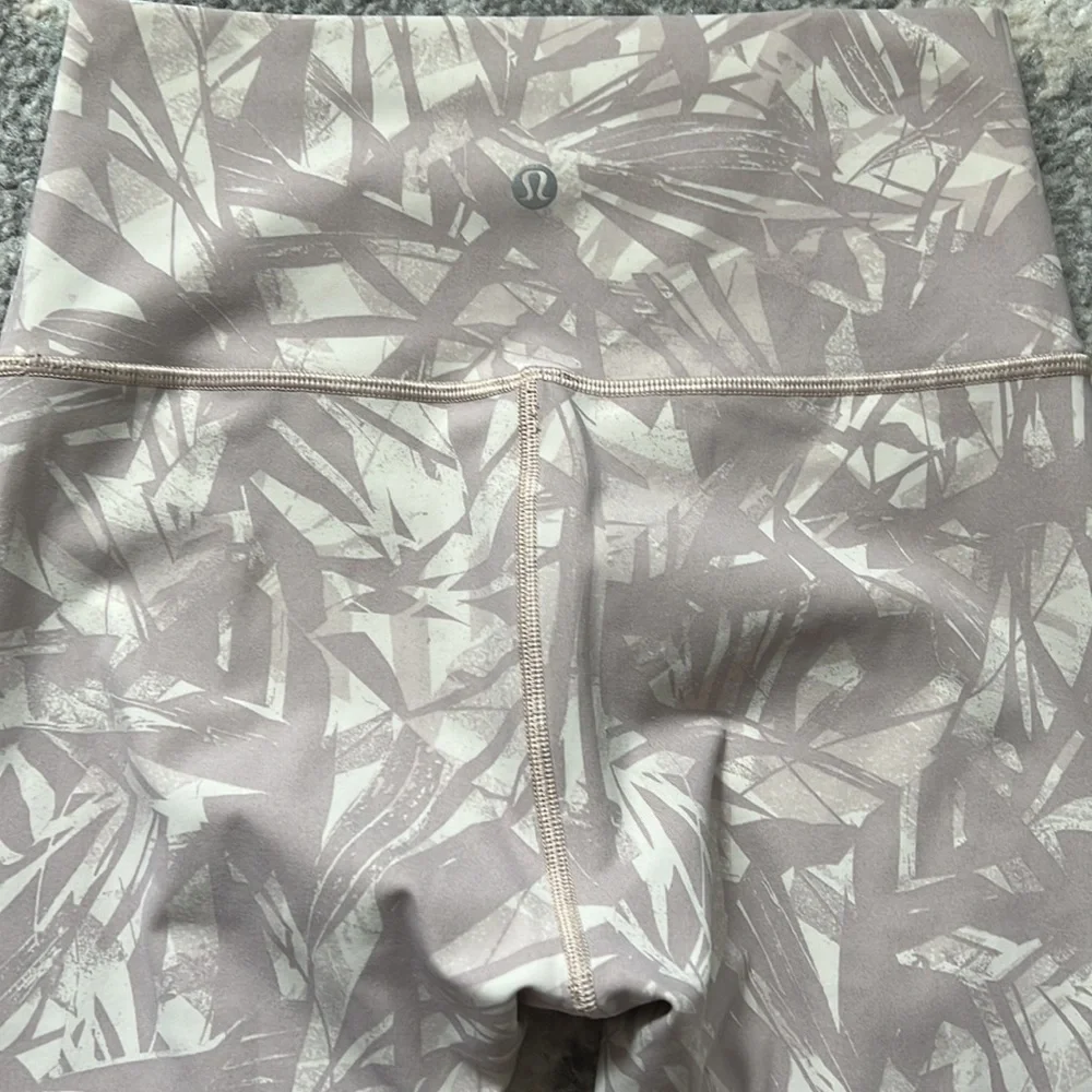 Lululemon Wunder Under High Rise Leggings in Shadow Leaf Light Ivory Muse